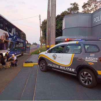 Tático Ostensivo Rodoviário prende traficantes durante fiscalização em Ônibus